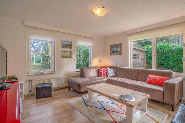 Woonkamer - Sfeervolle villa nabij zee en bos in De Koog (3)