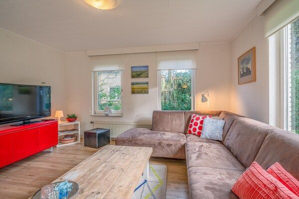 Woonkamer - Sfeervolle villa nabij zee en bos in De Koog (4)