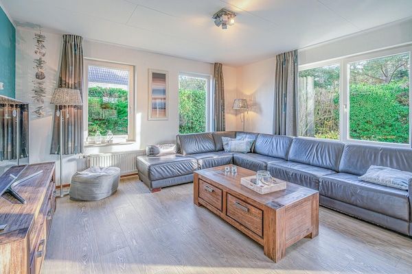 Woonkamer - Sfeervolle villa nabij zee en bos in De Koog (4)