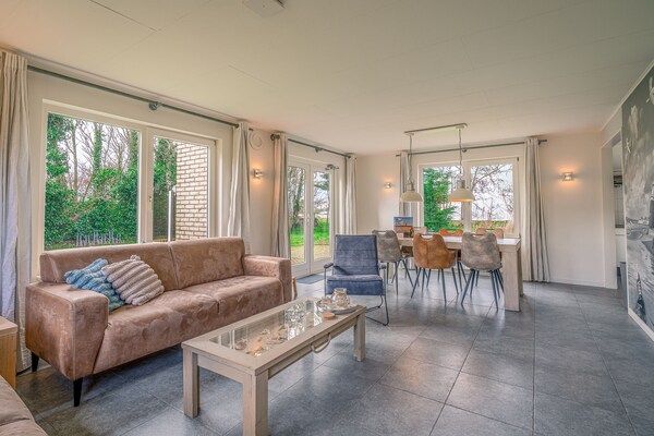 Woonkamer - Sfeervolle villa nabij zee en bos in De Koog (5)