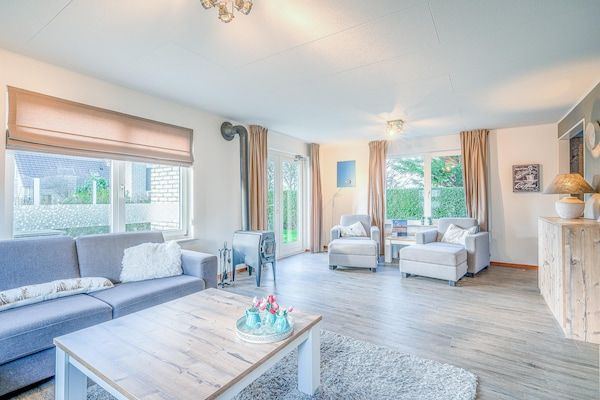 Woonkamer - Sfeervolle villa met houtkachel nabij zee en bos in De Koog (5)