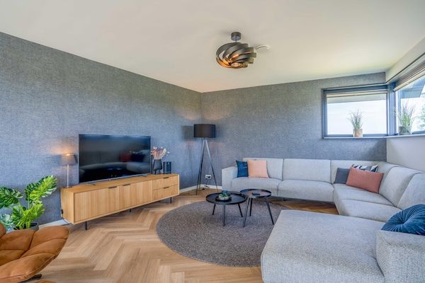 Woonkamer - Moderne, luxe en duurzame natuurvilla in De Waal (4)