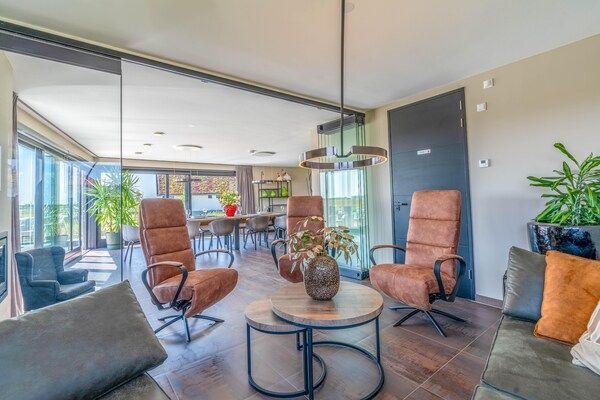 Woonkamer - Luxe natuurvilla met hottub en sauna in De Waal (4)