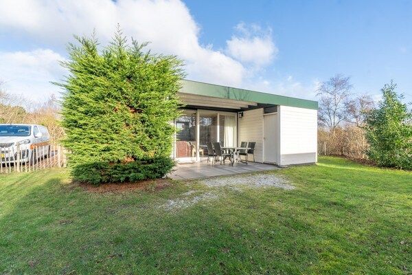 Buitenkant - Sfeervol ingerichte vrijstaande 5-persoons bungalow in De Koog (1)