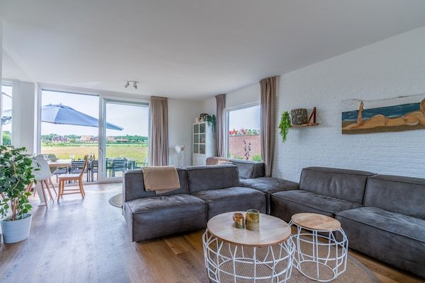 Woonkamer - Luxe 10-persoons familievilla in De Koog (4)