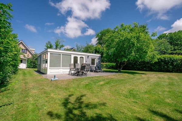 Buitenkant - Gezellige vrijstaande bungalow voor 4 personen. in De Koog (3)
