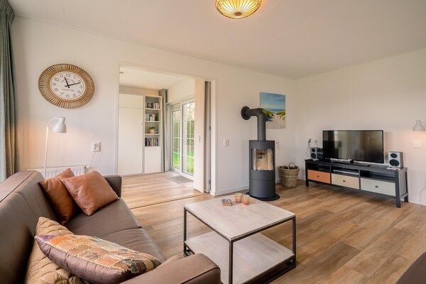 Woonkamer - Sfeervol ingericht vakantiehuis in De Koog (5)