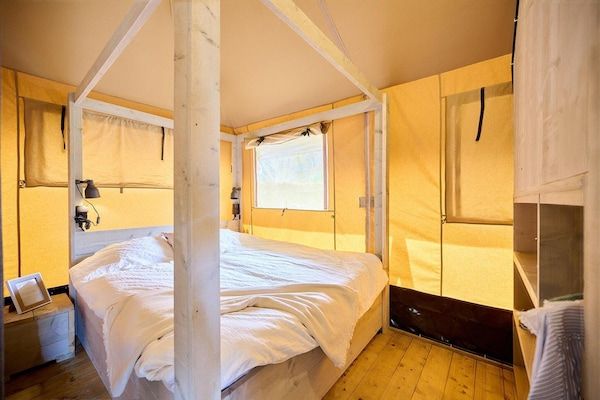 Slaapkamer - Luxe Safaritent voor 6 personen met veranda. in Balkbrug (5)