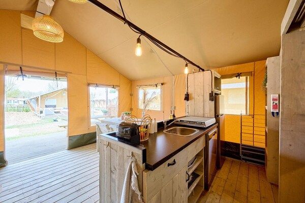 Keuken - Luxe Safaritent voor 6 personen met veranda. in Balkbrug (4)