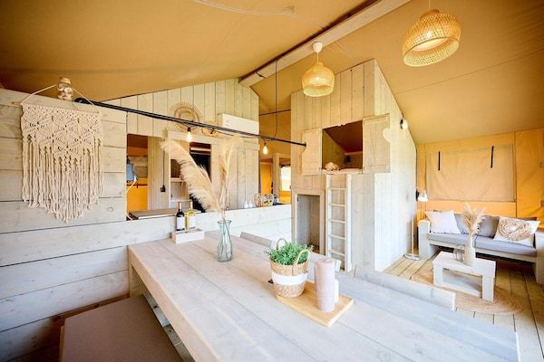 Woonkamer - Luxe Safaritent voor 6 personen met veranda. in Balkbrug (3)