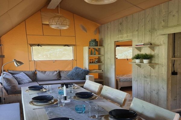 Eetkamer - Luxe familielodge met slaaphoekje buiten in Balkbrug (2)