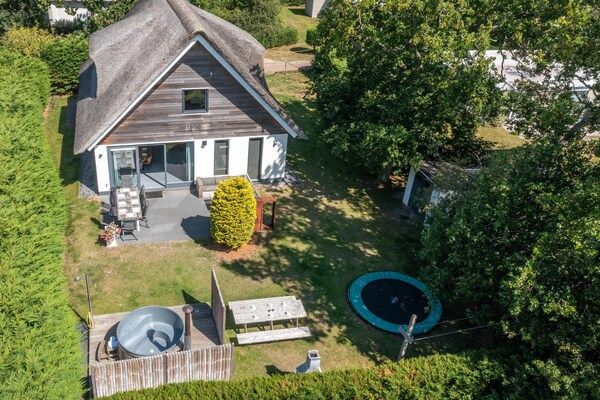 Buitenkant - Luxe 8-persoons vakantievilla met biodiesel hottub in De Koog (2)