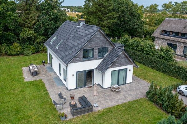Buitenkant - Ruime en lichte 10-persoons vakantievilla in De Koog (1)