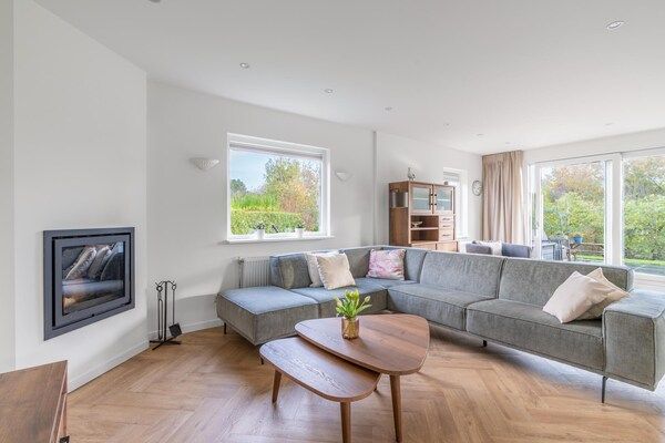 Woonkamer - Modern ingerichte vakantiewoning voor 6- personen in De Koog (4)