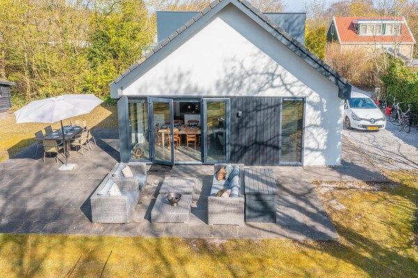 Buitenkant - Luxe 6 persoons vakantiehuis gelegen aan de rand van het bos in Den Burg (4)