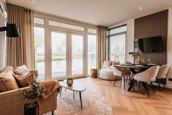 Woonkamer - Schitterend chalet aan het water op een mooi park in Kesteren (2)