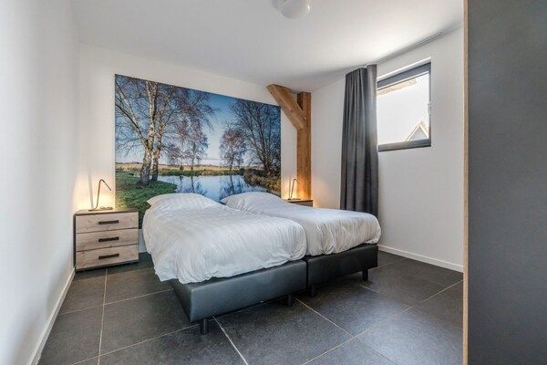 Slaapkamer - Rietgedekte bungalow met privéterras in Baarle-nassau (4)