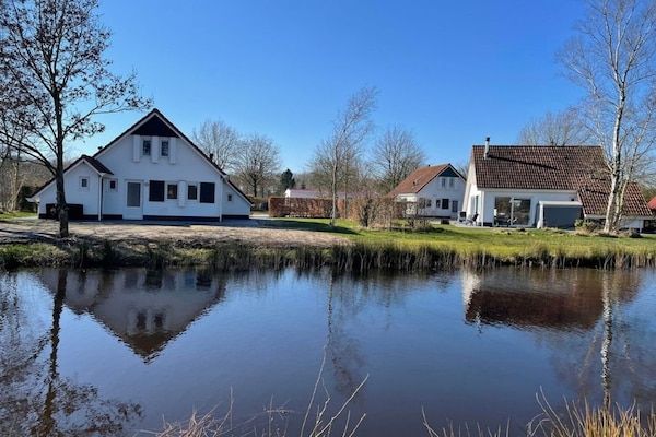 Buitenkant - Chalet in Friesland bij grote meren in Sint Nicolaasga (1)