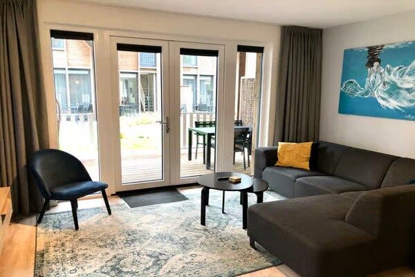 Woonkamer - Prachtige lodge voor 5 personen vlakbij het strand in Zoutelande (2)