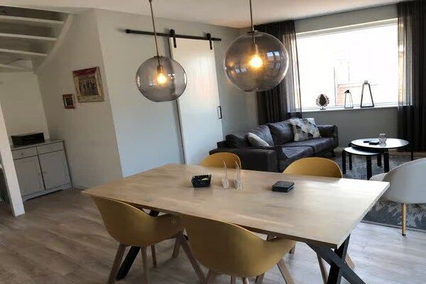 Eetkamer - Lodge met uitzicht op de kerk en de duinen in Zoutelande (2)