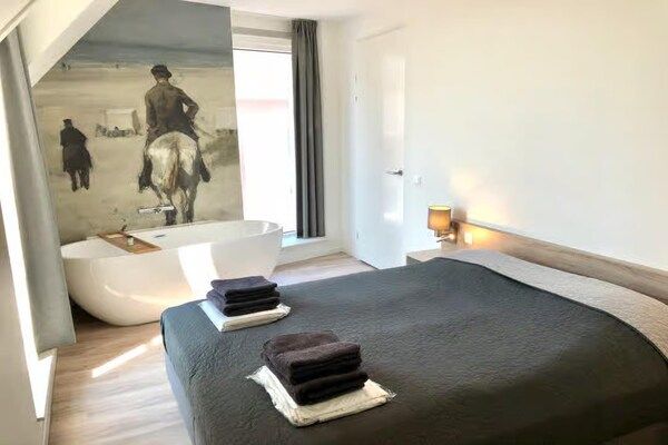 Slaapkamer - Lodge met uitzicht op de kerk en de duinen in Zoutelande (3)