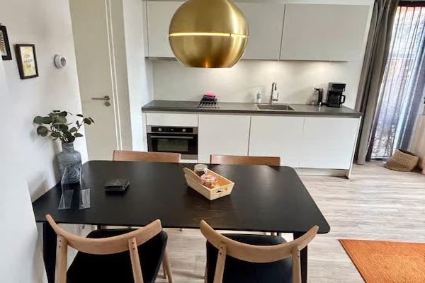 Keuken - Gezellige 4-persoons lodge in tiny house stijl. in Zoutelande (3)