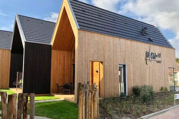 Buitenkant - Gezellige 4-persoons lodge in tiny house stijl. in Zoutelande (1)