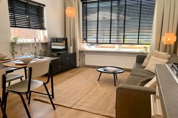 Woonkamer - Vakantiehuis in Petten vlakbij het strand in Sint Maartenszee (1)