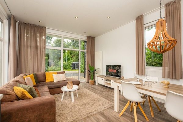 Woonkamer - Stijlvolle familielodge in het bos met eigen bubbelbad in Rijssen (2)