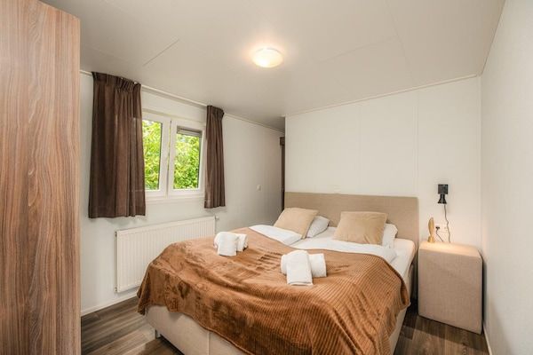 Slaapkamer - Stijlvolle familielodge in het bos met eigen bubbelbad in Rijssen (3)