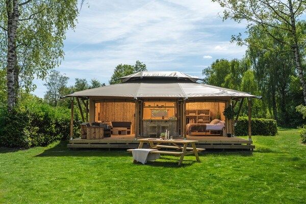 Buitenkant - Sfeervolle safaritent voor gezinsglamping in Zuna (1)