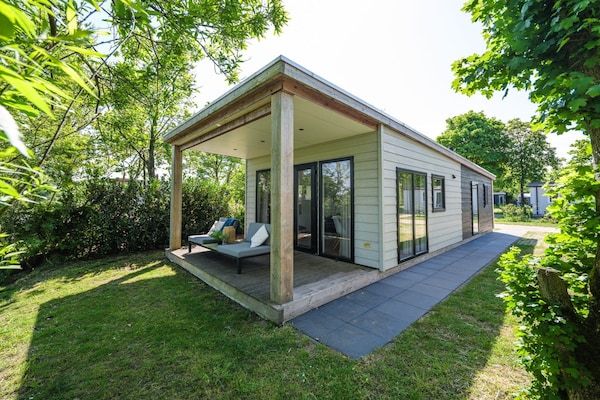 Buitenkant - Luxe wellnesslodge met sauna en jacuzzi voor 2 personen in Zuna (1)