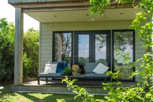 Buitenkant - Luxe wellnesslodge met sauna en jacuzzi voor 2 personen in Zuna (5)