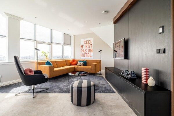Woonkamer - comfortabel appartement met panoramisch uitzicht in Den Haag (4)