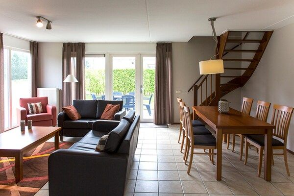 Eetkamer - Charmant boshuisje omgeven door een tuin in Heel (2)