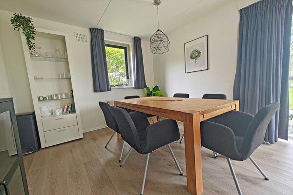 Eetkamer - Bungalow met terras en uitzicht op het meer in Ewijk (4)