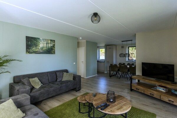 Woonkamer - Huisdiervriendelijke bungalow bij het bos in Ewijk (2)