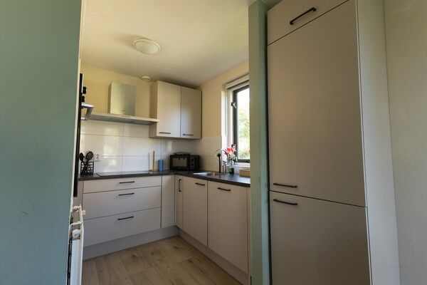 Keuken - Huisdiervriendelijke bungalow bij het bos in Ewijk (4)