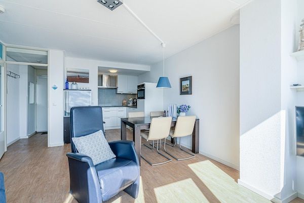 Woonkamer - 2 Persoons appartement met eilandzicht in De Koog (2)
