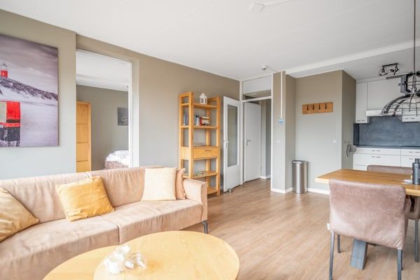 Woonkamer - 2 Persoons appartement met eilandzicht in De Koog (2)