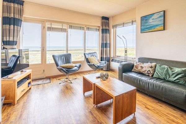 Woonkamer - 2 Persoons appartement met zeezicht en sauna in De Koog (3)