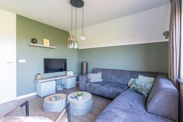 Woonkamer - Smaakvol en modern ingerichte 6 persoons vakantiehuis in De Waal (3)