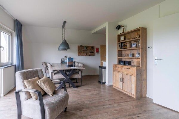 Woonkamer - Smaakvol en modern ingerichte 6 persoons vakantiehuis in De Waal (4)