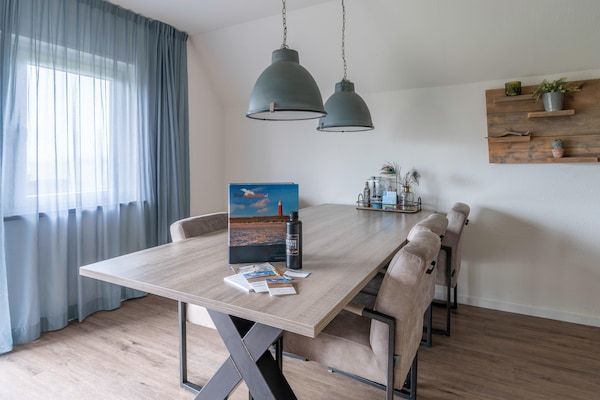 Eetkamer - Smaakvol en modern ingerichte 6 persoons vakantiehuis in De Waal (5)