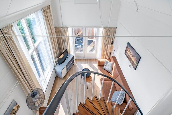 Woonkamer - Sfeervol 2 persoons appartement gelegen nabij het centrum in De Koog (5)