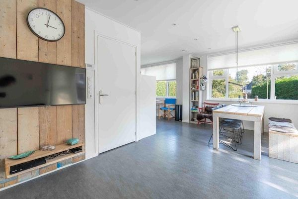 Woonkamer - Ruime 6- persoons vakantiehuis dichtbij De Koog in De Koog (5)