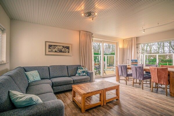 Woonkamer - Modern ingericht 6 persoons bungalow in Badplaats De Koog in De Koog (5)