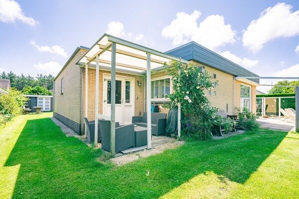 Buitenkant - Modern ingericht 6 persoons bungalow in Badplaats De Koog in De Koog (1)