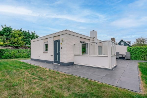 Buitenkant - Knus en gezellig 4-persoons bungalow in De Koog (2)