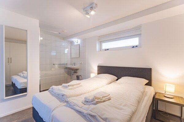 Slaapkamer - Moderne gezinswoning vlakbij het strand in Renesse (5)